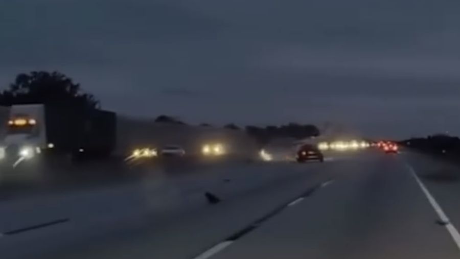 Sebuah pesawat kecil yang mengalami masalah mesin melakukan pendaratan darurat di atas sebuah mobil yang sedang bergerak di Jalan Raya Interstate-95 di Florida. ( Tangkapan Layar Instagram TRT Word/James Coffey)