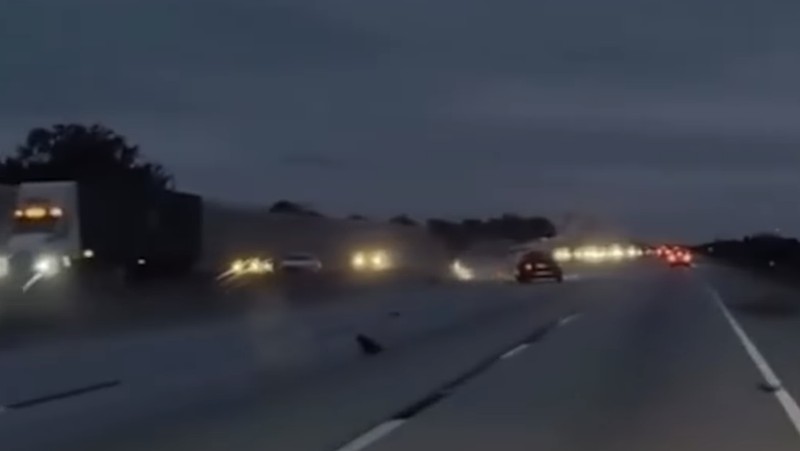 Sebuah pesawat kecil yang mengalami masalah mesin melakukan pendaratan darurat di atas sebuah mobil yang sedang bergerak di Jalan Raya Interstate-95 di Florida. ( Tangkapan Layar Instagram TRT Word/James Coffey)