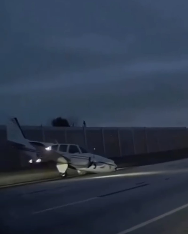 Sebuah pesawat kecil yang mengalami masalah mesin melakukan pendaratan darurat di atas sebuah mobil yang sedang bergerak di Jalan Raya Interstate-95 di Florida. ( Tangkapan Layar Instagram TRT Word/James Coffey)