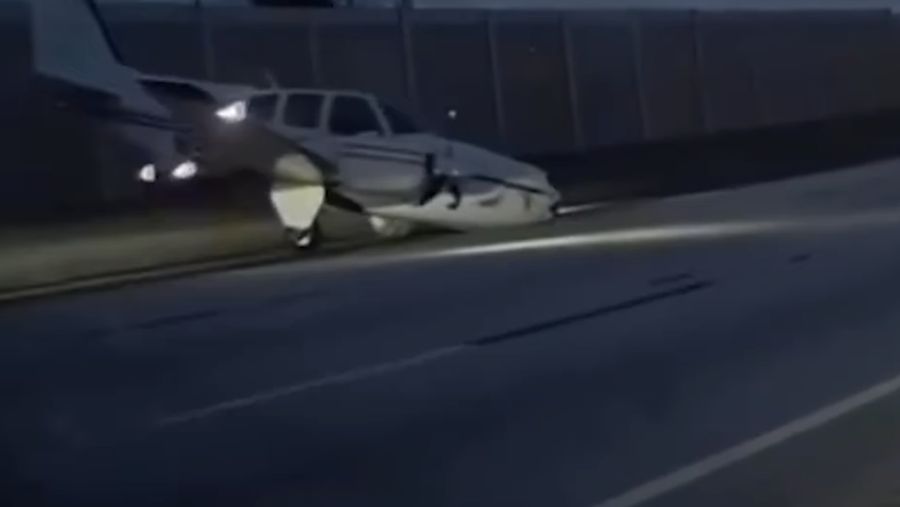 Sebuah pesawat kecil yang mengalami masalah mesin melakukan pendaratan darurat di atas sebuah mobil yang sedang bergerak di Jalan Raya Interstate-95 di Florida. ( Tangkapan Layar Instagram TRT Word/James Coffey)