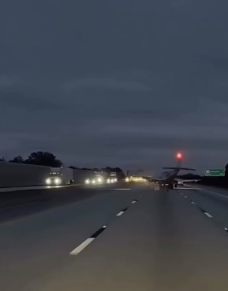 Sebuah pesawat kecil yang mengalami masalah mesin melakukan pendaratan darurat di atas sebuah mobil yang sedang bergerak di Jalan Raya Interstate-95 di Florida. ( Tangkapan Layar Instagram TRT Word/James Coffey)