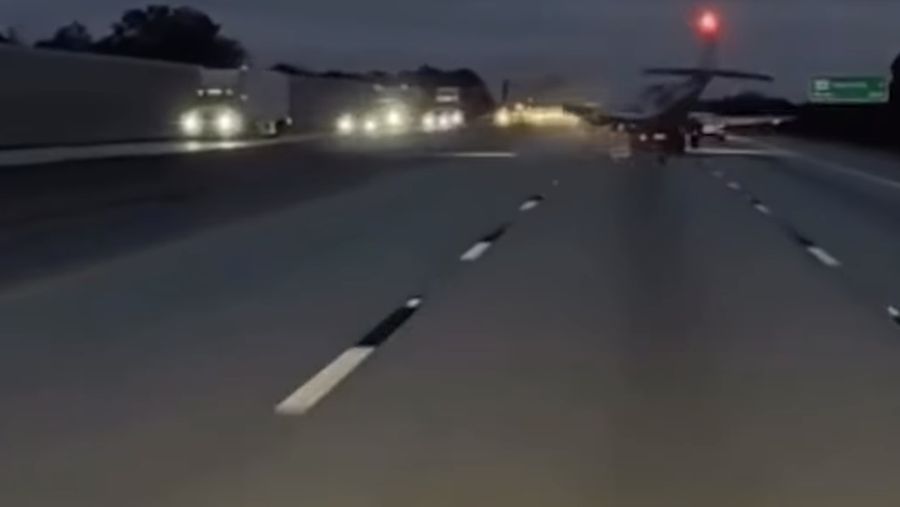 Sebuah pesawat kecil yang mengalami masalah mesin melakukan pendaratan darurat di atas sebuah mobil yang sedang bergerak di Jalan Raya Interstate-95 di Florida. ( Tangkapan Layar Instagram TRT Word/James Coffey)
