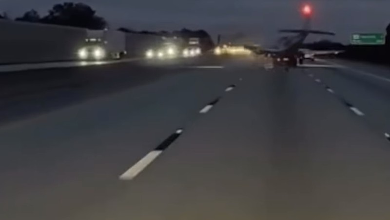Sebuah pesawat kecil yang mengalami masalah mesin melakukan pendaratan darurat di atas sebuah mobil yang sedang bergerak di Jalan Raya Interstate-95 di Florida. ( Tangkapan Layar Instagram TRT Word/James Coffey)