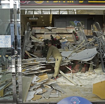 Penampakan Terbaru Gempa-Tsunami Jepang, Lantai Mal Ambruk