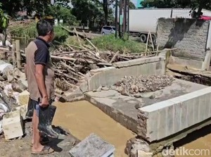 Tanggul Sungai Widodaren Pati Jebol Diterjang Banjir Bandang