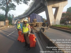 Truk Muatan Kaca Tabrak Separator Busway di Jl Daan Mogot, Lalin Sempat Macet