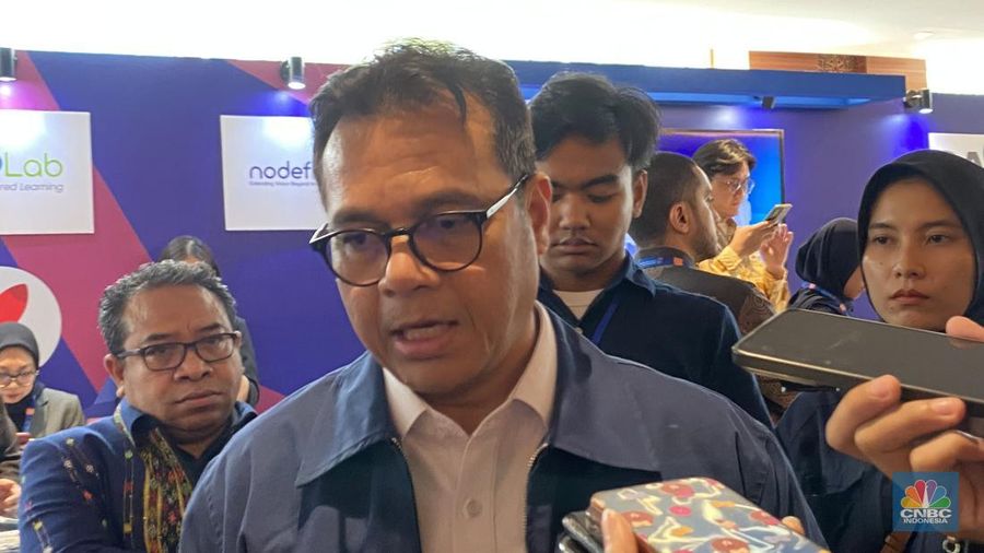 Wakil Menteri Komdigi, Nezar patria dalam acara Deklarasi Arah Indonesia Digital: Terhubung, Tumbuh, Terjaga, di Jakarta, Rabu (10/12/2025). (CNBC Indonesia/Intan Rakhmayanti)