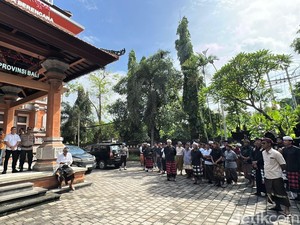 Puluhan Warga Desa Adat Banyuasri Datangi Kantor MDA Bali