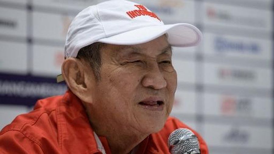 Billionaire tobacco tycoon Michael Bambang Hartono, 78, who is competing in bridge for Indonesia at the 2018 Asian Games, speaks at a press conference at the Jakarta International Expo in Jakarta on August 22, 2018. (Photo by ANTHONY WALLACE / AFP)