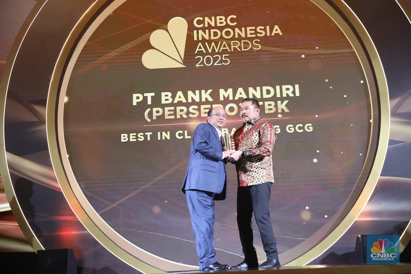 Jaksa Agung, Sanitiar Burhanuddin meraih penganugerahan special awards kategori  &rdquo;Excellence in Upholding Justice and Public Trust&rdquo; dalam acara CNBC Indonesia Awards 2025 di Bali Room, Hotel Indonesia Kempinski Jakarta, Kamis, (11/12/2025). (CNBC Indonesia/Tri Susilo)