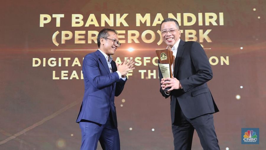 Bank Mandiri meraih penganugerahan awards katergori Digital Transformation Leader of the Year yang diterima oleh Direktur Operations, Timothy Utama dalam acara CNBC Indonesia Awards 2025 di Bali Room, Hotel Indonesia Kempinski Jakarta, Kamis, (11/12/2025). (CNBC Indonesia/Faisal Rahman)