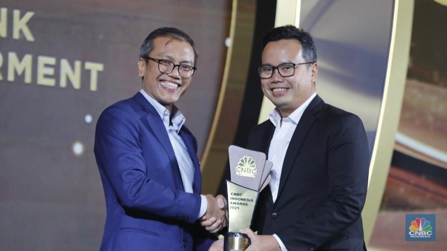 Bank Mandiri meraih penganugerahan awards katergori Top Performing Bank for Economic Empowerment yang diterima oleh Direktur Corporate Banking, Mochamad Rizaldi dalam acara CNBC Indonesia Awards 2025 di Bali Room, Hotel Indonesia Kempinski Jakarta, Kamis, (11/12/2025). (CNBC Indonesia/Tri Susilo)