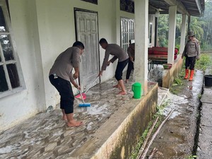 BKO Polda Riau Bersih-bersih Surau yang Terisolasi Dampak Bencana Agam