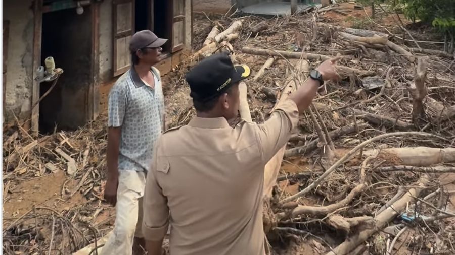 Bupati Tapanuli Tengah, Masinton Pasaribu meninjau lokasi bencana di Kabupaten Tapanuli Tengah . (Instagram/Masinton)