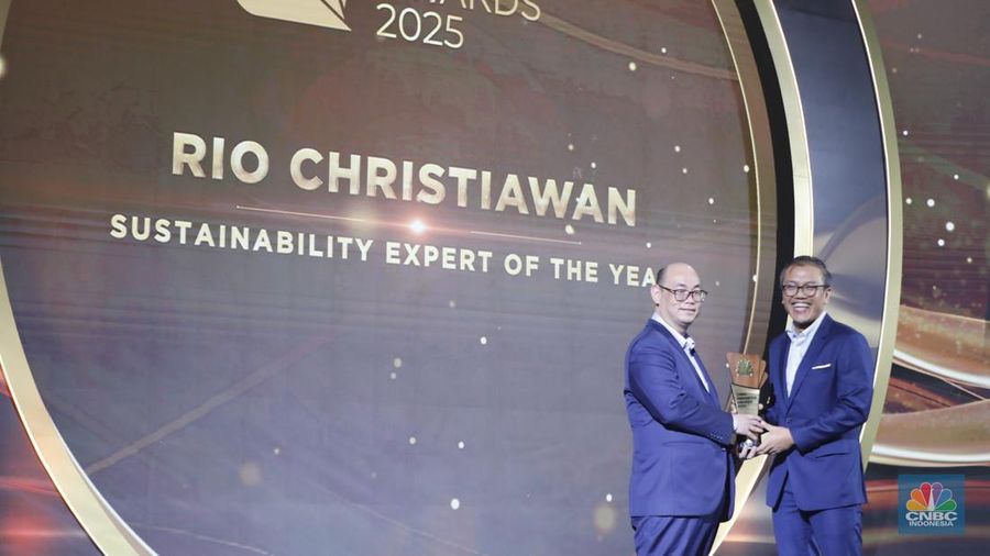 Co-founder and CEO of Pagatan Usaha Makmur (PUM), Rio Christiawan meraih penganugerahan awards kategori Sustainability Expert of the Year dalam acara CNBC Indonesia Awards 2025 di Bali Room, Hotel Indonesia Kempinski Jakarta, Kamis, (11/12/2025). (CNBC Indonesia/Tri Susilo)