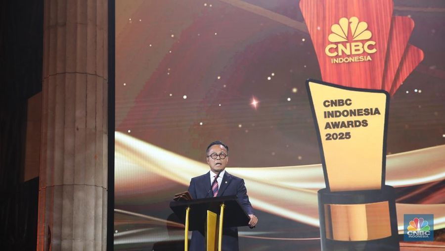 Danantara meraih penganugerahan awards katergori SOE Transformation & Strategic Investment Reinvention yang diterima oleh Chief Operating officer Danantara, Dony Oskaria dalam acara CNBC Indonesia Awards 2025 di Bali Room, Hotel Indonesia Kempinski Jakarta, Kamis, (11/12/2025). (CNBC Indonesia/Faisal Rahman)