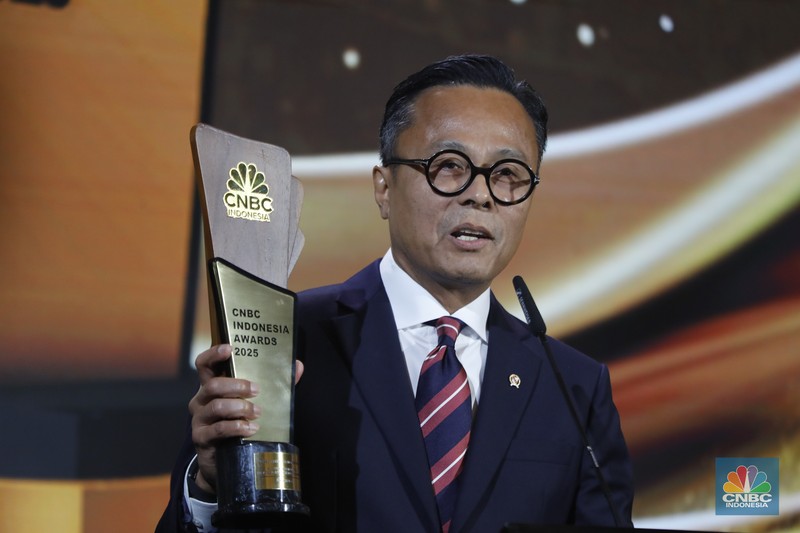 Ketua Komis XI DPR RI, Mukhamad Misbakhun meraih penganugerahan special awards kategori Impactful &amp; Transformative Lawmaker Award dalam acara CNBC Indonesia Awards 2025 di Bali Room, Hotel Indonesia Kempinski Jakarta, Kamis, (11/12/2025). (CNBC Indonesia/Tri Susilo)