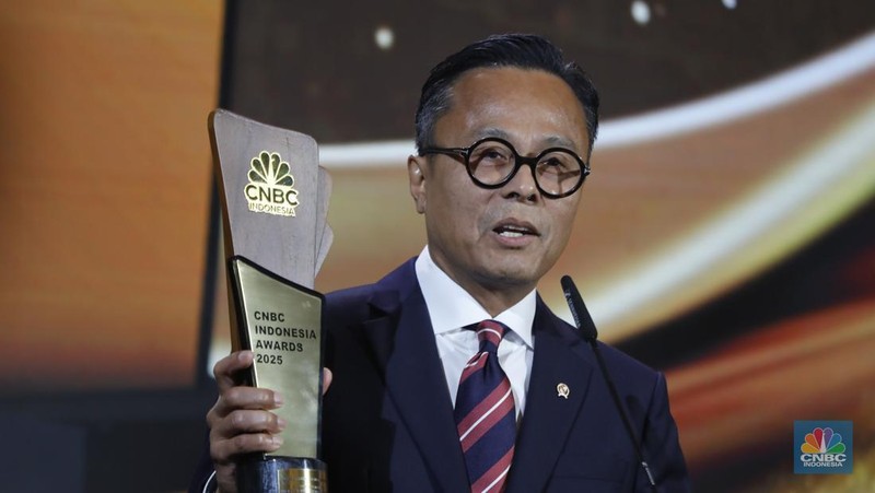 Ketua Komis XI DPR RI, Mukhamad Misbakhun meraih penganugerahan special awards kategori Impactful & Transformative Lawmaker Award dalam acara CNBC Indonesia Awards 2025 di Bali Room, Hotel Indonesia Kempinski Jakarta, Kamis, (11/12/2025). (CNBC Indonesia/Tri Susilo)