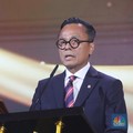 Danantara meraih penganugerahan awards katergori SOE Transformation & Strategic Investment Reinvention yang diterima oleh Chief Operating officer Danantara, Dony Oskaria dalam acara CNBC Indonesia Awards 2025 di Bali Room, Hotel Indonesia Kempinski J