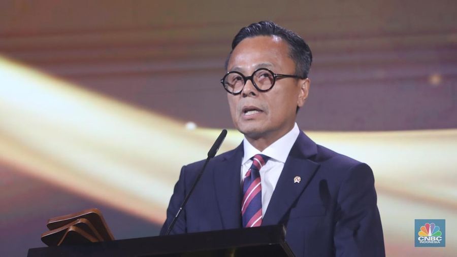 Danantara meraih penganugerahan awards katergori SOE Transformation & Strategic Investment Reinvention yang diterima oleh Chief Operating officer Danantara, Dony Oskaria dalam acara CNBC Indonesia Awards 2025 di Bali Room, Hotel Indonesia Kempinski J