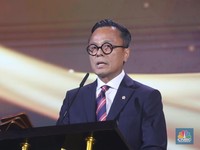 Danantara meraih penganugerahan awards katergori SOE Transformation & Strategic Investment Reinvention yang diterima oleh Chief Operating officer Danantara, Dony Oskaria dalam acara CNBC Indonesia Awards 2025 di Bali Room, Hotel Indonesia Kempinski J