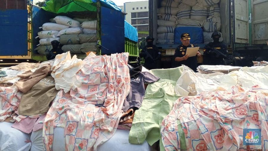 Direktorat Jenderal Bea dan Cukai (DJBC) menggagalkan upaya peredaran produk garmen ilegal melalui dua operasi penindakan yang dilakukan secara terpisah. Penindakan ini menyasar tiga kontainer yang tiba di Pelabuhan Sunda Kelapa, Jakarta pada Rabu, 10 Desember 2025 serta dua truk bermuatan ballpress di ruas tol Palembang–Lampung pada Rabu (3/12/2025). (CNBC Indonesia/Robertus Andrianto)
