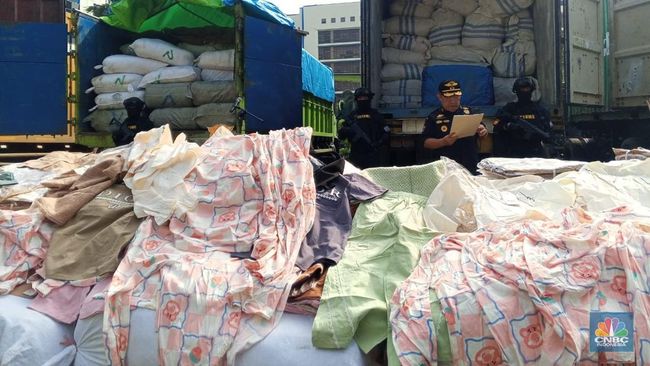 Bea Cukai Amankan 2 Kontainer dan 2 Truk Garmen Ilegal, Ada dari China!