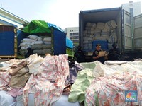 Bea Cukai Amankan 2 Kontainer & 2 Truk Garmen Ilegal, Ada dari China!