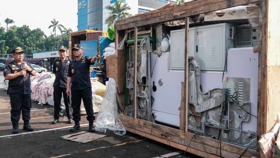 Direktorat Jenderal Bea dan Cukai (DJBC) menggagalkan upaya peredaran produk garmen ilegal melalui dua operasi penindakan yang dilakukan secara terpisah. Penindakan ini menyasar tiga kontainer yang tiba di Pelabuhan Sunda Kelapa, Jakarta pada Rabu, 10 Desember 2025 serta dua truk bermuatan ballpress di ruas tol Palembang–Lampung pada Rabu (3/12/2025). (Dok. Humas DJBC)
