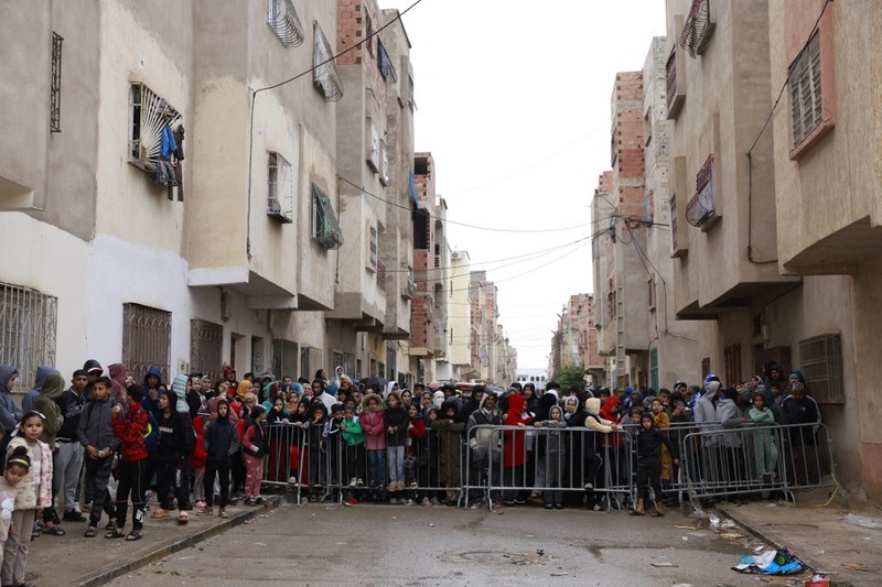 Dua gedung permukiman runtuh di kota Fez yang ada di wilayah Maroko bagian timur laut. Sedikitnya 19 orang tewas dan belasan orang lainnya mengalami luka-luka dalam insiden pada Rabu (10/12) dini hari tersebut. (REUTERS/Said Echarif).