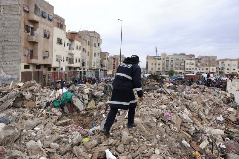Dua gedung permukiman runtuh di kota Fez yang ada di wilayah Maroko bagian timur laut. Sedikitnya 19 orang tewas dan belasan orang lainnya mengalami luka-luka dalam insiden pada Rabu (10/12) dini hari tersebut. (REUTERS/Said Echarif).