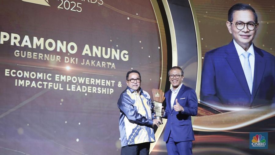 Gubernur DKI Jakarta, Pramono Anung meraih penganugerahan special awards kategori Economic Empowerment & Impactful Leadership yang diwakilkan oleh Wakil Gubernur DKI Jakarta, Rano Karno dalam acara CNBC Indonesia Awards 2025 di Bali Room, Hotel Indonesia Kempinski Jakarta, Kamis, (11/12/2025). (CNBC Indonesia/Tri Susilo)