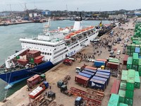 Tiket Kapal Pelni Laris Manis di Akhir Tahun, 55 Kapal Tarik Jangkar