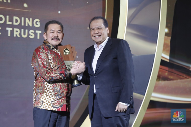 Ketua Komis XI DPR RI, Mukhamad Misbakhun meraih penganugerahan special awards kategori Impactful &amp; Transformative Lawmaker Award dalam acara CNBC Indonesia Awards 2025 di Bali Room, Hotel Indonesia Kempinski Jakarta, Kamis, (11/12/2025). (CNBC Indonesia/Tri Susilo)