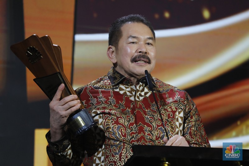 Jaksa Agung, Sanitiar Burhanuddin meraih penganugerahan special awards kategori  &rdquo;Excellence in Upholding Justice and Public Trust&rdquo; dalam acara CNBC Indonesia Awards 2025 di Bali Room, Hotel Indonesia Kempinski Jakarta, Kamis, (11/12/2025). (CNBC Indonesia/Tri Susilo)