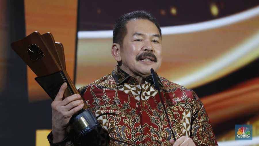 Jaksa Agung, Sanitiar Burhanuddin meraih penganugerahan special awards kategori  ”Excellence in Upholding Justice and Public Trust” dalam acara CNBC Indonesia Awards 2025 di Bali Room, Hotel Indonesia Kempinski Jakarta, Kamis, (11/12/2025). (CNBC Indonesia/Tri Susilo)