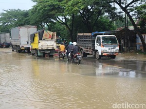 Lalu Lintas di Pantura Pati-Rembang Padat Merayap Imbas Banjir Pagi Ini
