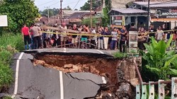 Video: Jembatan di Prabumulih Sumsel Ambruk, 1 Anggota Polisi Terluka