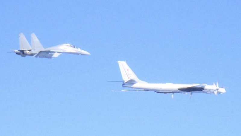 Jepang mengerahkan sejumlah jet tempur untuk memantau pergerakan sejumlah pesawat pengebom Rusia dan China yang melakukan patroli gabungan di sekitar negara tersebut. (via REUTERS/Japan Self Defense Forces)