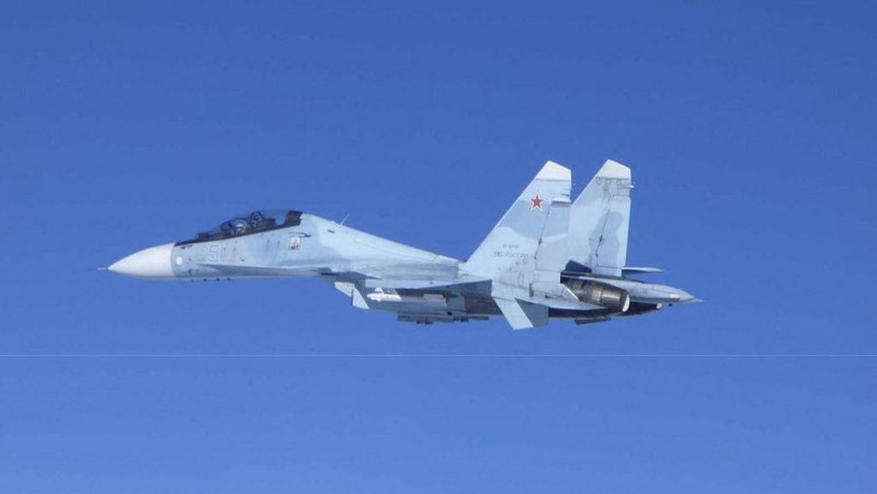 Jepang mengerahkan sejumlah jet tempur untuk memantau pergerakan sejumlah pesawat pengebom Rusia dan China yang melakukan patroli gabungan di sekitar negara tersebut. (via REUTERS/Japan Self Defense Forces)