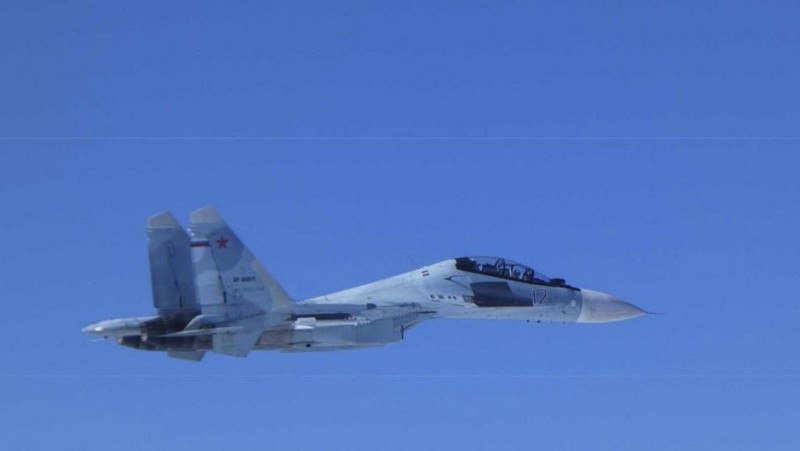 Jepang mengerahkan sejumlah jet tempur untuk memantau pergerakan sejumlah pesawat pengebom Rusia dan China yang melakukan patroli gabungan di sekitar negara tersebut. (via REUTERS/Japan Self Defense Forces)