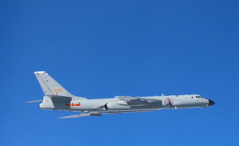 Jepang mengerahkan sejumlah jet tempur untuk memantau pergerakan sejumlah pesawat pengebom Rusia dan China yang melakukan patroli gabungan di sekitar negara tersebut. (via REUTERS/Japan Self Defense Forces)