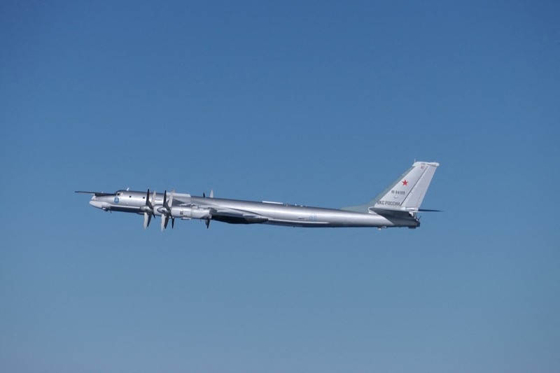 Jepang mengerahkan sejumlah jet tempur untuk memantau pergerakan sejumlah pesawat pengebom Rusia dan China yang melakukan patroli gabungan di sekitar negara tersebut. (via REUTERS/Japan Self Defense Forces)