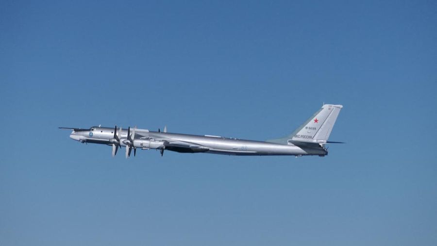 Jepang mengerahkan sejumlah jet tempur untuk memantau pergerakan sejumlah pesawat pengebom Rusia dan China yang melakukan patroli gabungan di sekitar negara tersebut. (via REUTERS/Japan Self Defense Forces)