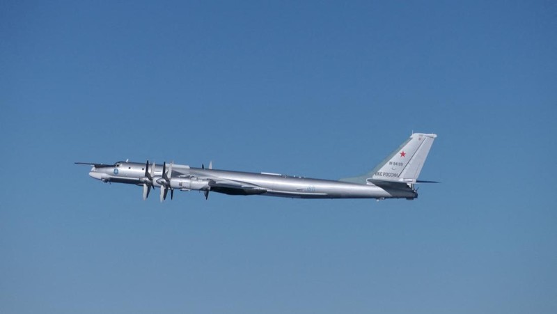 Jepang mengerahkan sejumlah jet tempur untuk memantau pergerakan sejumlah pesawat pengebom Rusia dan China yang melakukan patroli gabungan di sekitar negara tersebut. (via REUTERS/Japan Self Defense Forces)