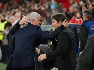 Napoli Ditekuk Benfica, Mourinho Sindir Conte