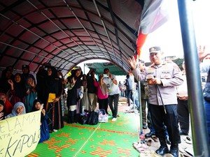 Kapolri Tinjau Posko Pengungsian Aceh Tengah, Distribusikan Makanan dan Obat-obatan