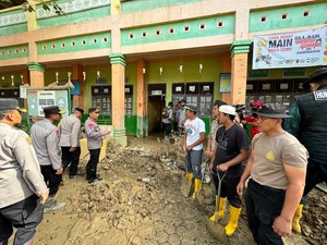 Kapolri Tinjau Pembersihan SD hingga Masjid yang Terdampak Bencana di Aceh Tamiang
