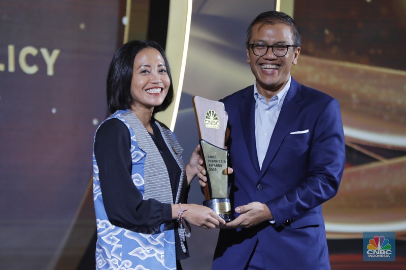 Ketua Komis XI DPR RI, Mukhamad Misbakhun meraih penganugerahan special awards kategori Impactful &amp; Transformative Lawmaker Award dalam acara CNBC Indonesia Awards 2025 di Bali Room, Hotel Indonesia Kempinski Jakarta, Kamis, (11/12/2025). (CNBC Indonesia/Tri Susilo)
