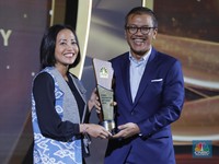 Bebaskan RI dari Impor Beras, Kemenko Pangan Raih Penghargaan Ini